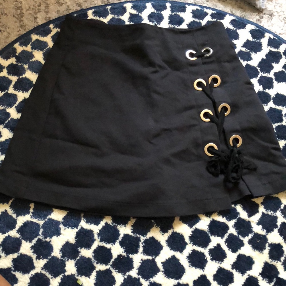 Estradivarius size 4 black skort
